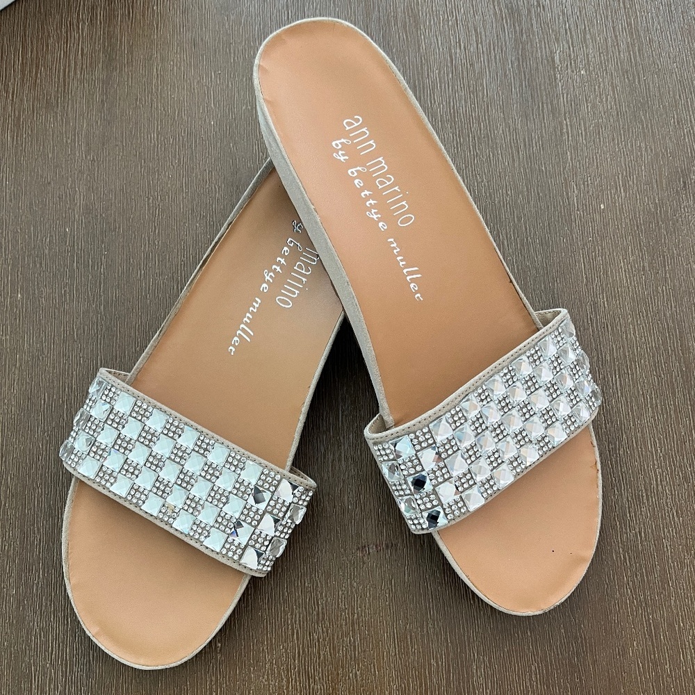 Ann Marino by bettye muller... Rhinestone Flip Flop Sandal Size 8M